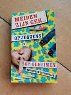 Marion van de Coolwijk - Op jongens en op geheimen, Boeken, Kinderboeken | Jeugd | 10 tot 12 jaar, Ophalen of Verzenden, Zo goed als nieuw
