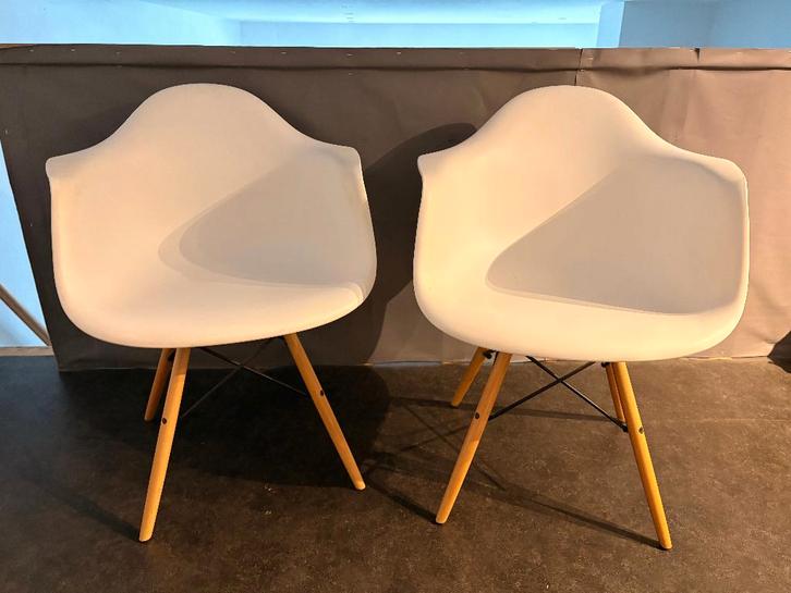 Set van 2 witte kuipstoelen – Scandinavisch design, Huis en Inrichting, Stoelen, Zo goed als nieuw, Twee, Hout, Kunststof, Wit