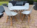 Tafeltje + 4 stoetjes Eames, Ophalen, Zo goed als nieuw