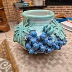 Vintage ceramische pot/ vaas met druiventros - getekend, Huis en Inrichting, Ophalen of Verzenden, Zo goed als nieuw