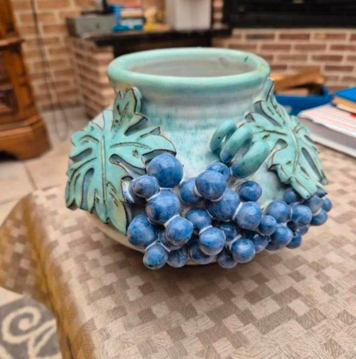Vintage ceramische pot/ vaas met druiventros - getekend, Huis en Inrichting, Woonaccessoires | Vazen, Zo goed als nieuw, Ophalen of Verzenden