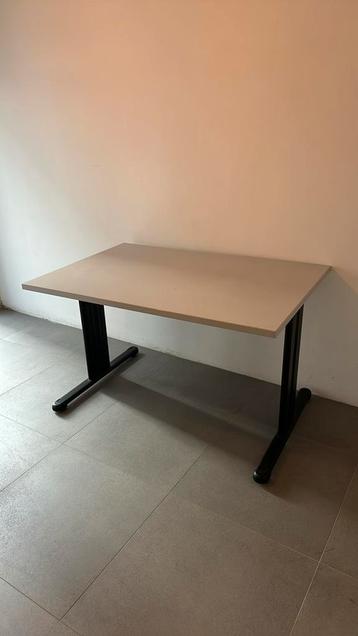 Bureautafel beschikbaar voor biedingen