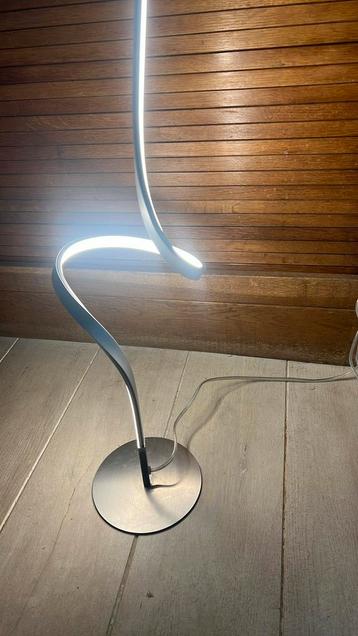 Moderne led lamp beschikbaar voor biedingen