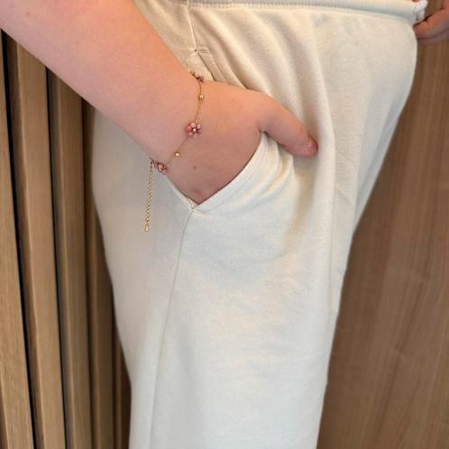 Roze armband met edelstenen, Handtassen en Accessoires, Armbanden, Nieuw, Overige materialen, Goud, Met bedels of kralen, Ophalen of Verzenden