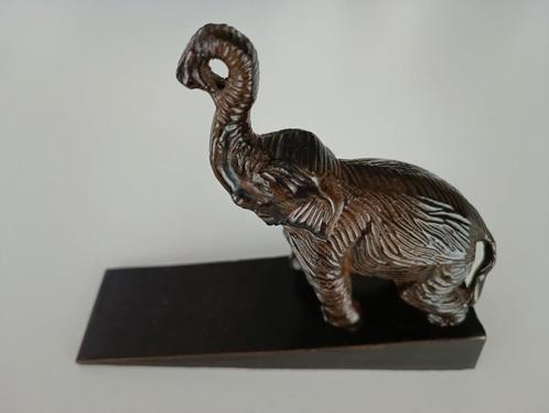 Eléphant sur socle pentu, Collections, Statues & Figurines, Comme neuf, Animal, Enlèvement