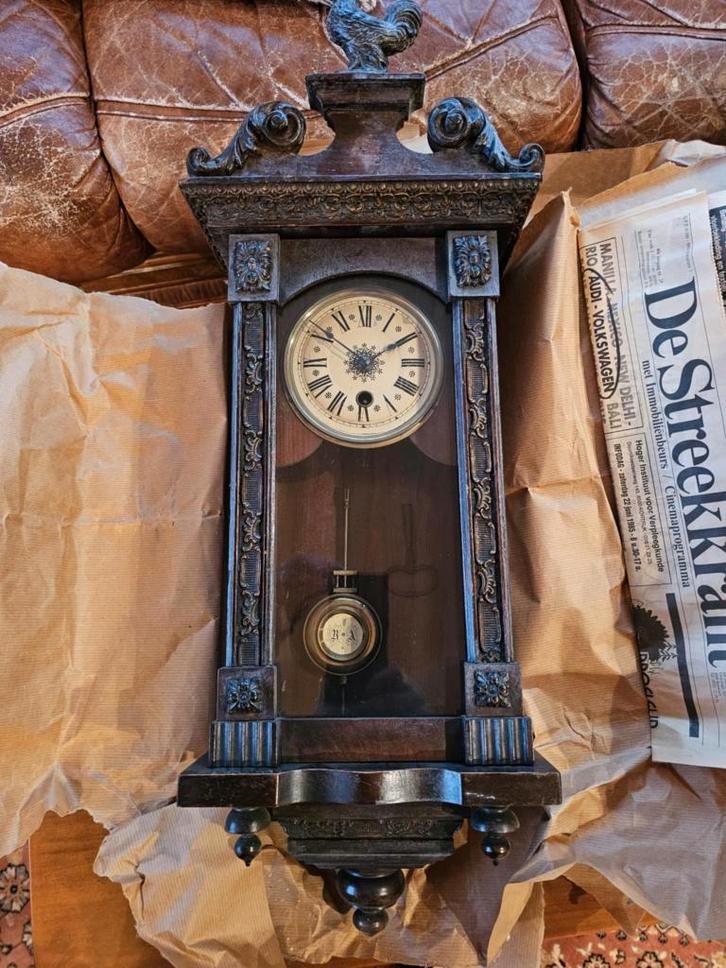 Oude hangklok met haan als top versiering, Antiquités & Art, Antiquités | Horloges, Enlèvement