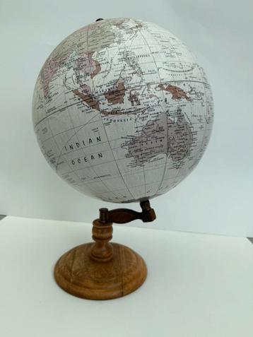 WERELDBOL beschikbaar voor biedingen