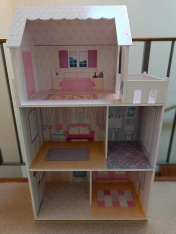 Houten poppenhuis beschikbaar voor biedingen