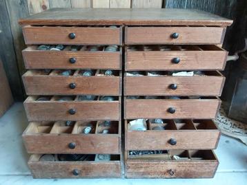 Oude houten ladekast vol met honderden horlogeglas, materiaa beschikbaar voor biedingen