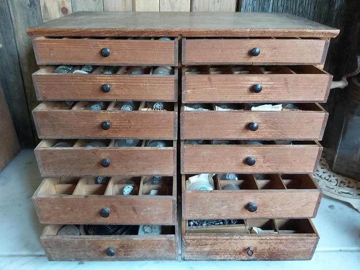 Oude houten ladekast vol met honderden horlogeglas, materiaa, Antiek en Kunst, Antiek | Gereedschap en Instrumenten, Ophalen