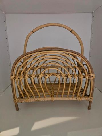 Rotan krantenrekje beschikbaar voor biedingen