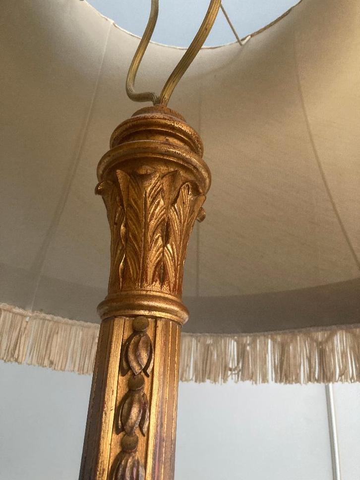 VINTAGE STAANDE LAMP IN VERGULD GESCULPTEERD HOUT 1925, Huis en Inrichting, Lampen | Vloerlampen, Zo goed als nieuw, 150 tot 200 cm