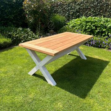 Nouvelles tables de jardin durables Douglas avec pieds blanc disponible aux enchères