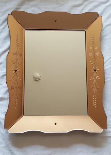 Miroir italien verre rosé  décor floral gravé beschikbaar voor biedingen