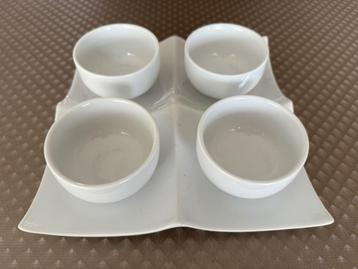 Aperitiefbord met 4 kommetjes beschikbaar voor biedingen