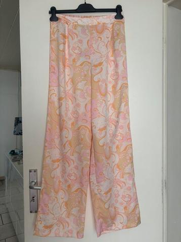 Nieuwe satijnen broek beschikbaar voor biedingen