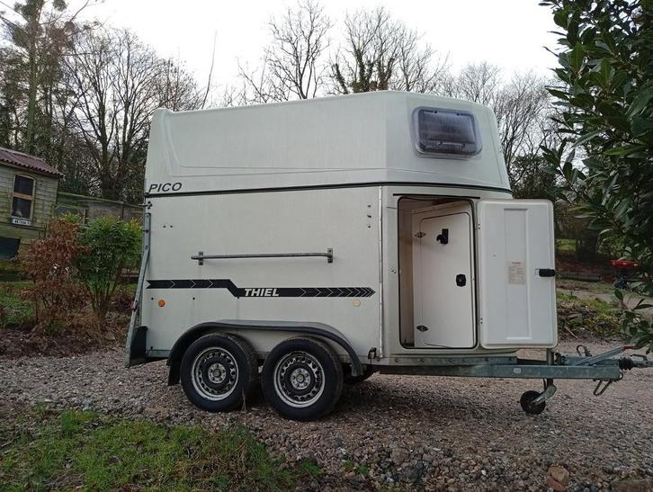 Vans pour chevaux thiel, Dieren en Toebehoren, Paarden en Pony's | Trailers en Aanhangwagens, Gebruikt, 2-paards trailer, Polyester