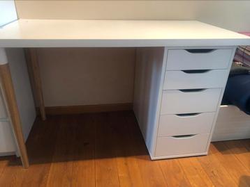 Bureau ikea blanc lagkapten avec pieds en bois  beschikbaar voor biedingen