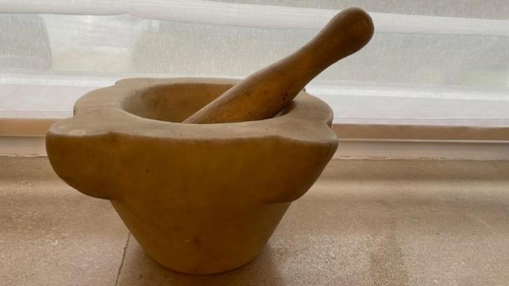 Ancien mortier provencal XIXème en marbre + pilon en bois, Antiek en Kunst, Antiek | Keramiek en Aardewerk, Ophalen