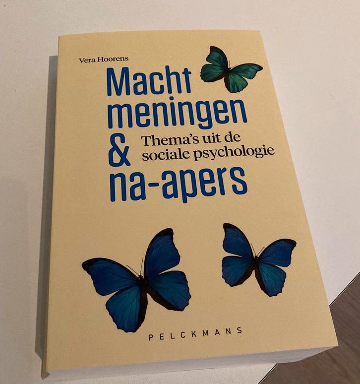 Vera Hoorens - Macht, meningen en na-apers, Boeken, Romans, Ophalen of Verzenden