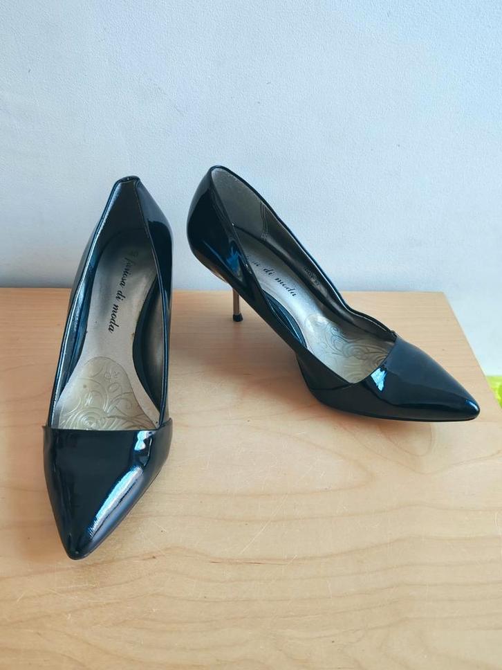 Zwarte lakpumps Dunne metalen hakken, spitse neus T 40, Kleding | Dames, Schoenen, Zo goed als nieuw, Pumps, Zwart, Ophalen of Verzenden