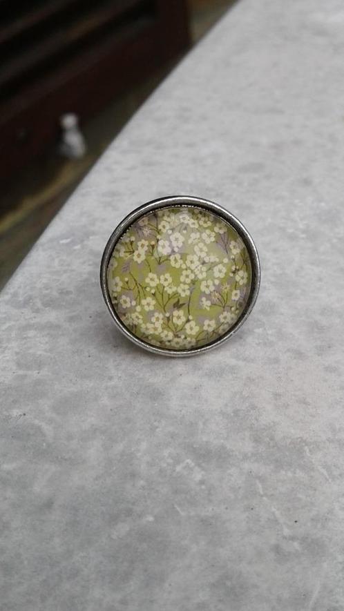 Bague neuve motif Liberty à fleurs vert et blanc, Bijoux, Sacs & Beauté, Bagues, Neuf, Blanc, Argent, Enlèvement ou Envoi