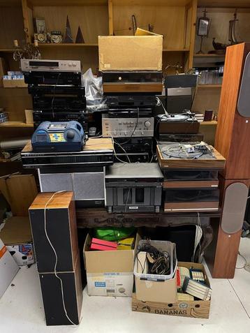 Uitgebreid lot vintage Hi-Fi en audioapparatuur beschikbaar voor biedingen