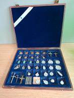 Coffret avec 38 medailles religieuses et quelques croix., Enlèvement ou Envoi