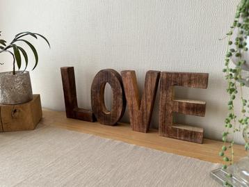 Vijf donkerbruine houten 3D-letters  beschikbaar voor biedingen