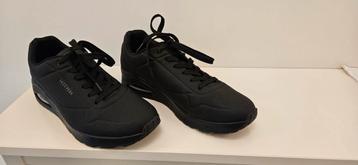 Skechers zwarte sportschoen. beschikbaar voor biedingen