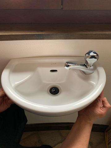 Witte porseleinen wastafel + nieuwe GROHE-kraan beschikbaar voor biedingen