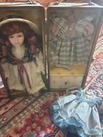 decoratieve porceleinen pop in kofferkleerkast, Ophalen of Verzenden, Nieuw, Pop