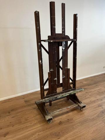 Prachtige schildersezel in vintage staat beschikbaar voor biedingen