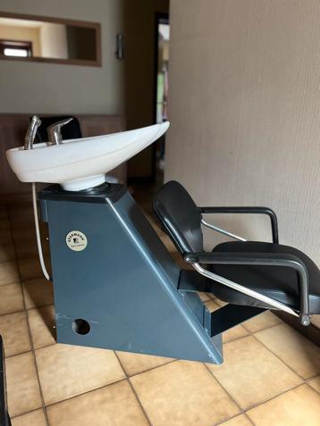 Kapperstoel en wastafel beschikbaar voor biedingen