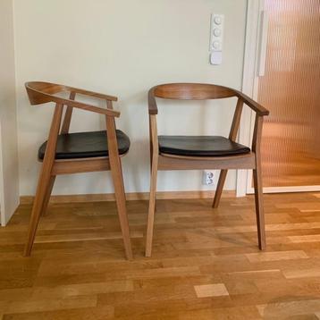Eettafel met 4 eetstoelen beschikbaar voor biedingen