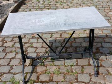 gietijzer tafeltje met arduin blad beschikbaar voor biedingen