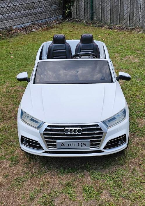 ACCUKINDERAUTO AUDI Q5 WIT MP4 4X4 2 PERSOONS 24VOLT, Kinderen en Baby's, Speelgoed | Buiten | Accuvoertuigen, Zo goed als nieuw