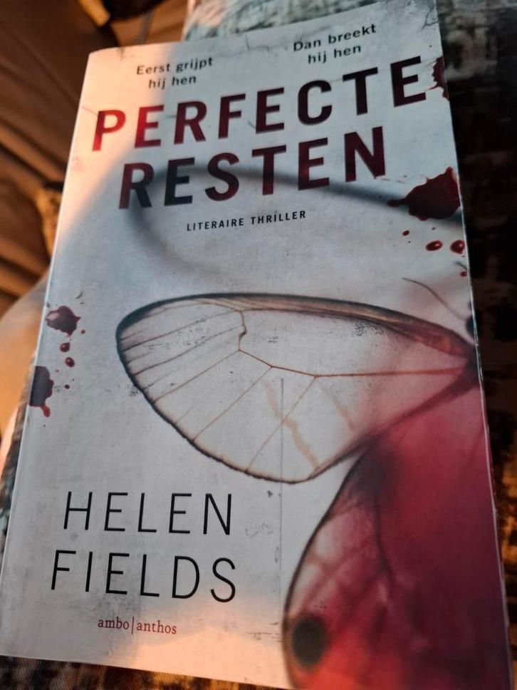 Helen Fields - Perfecte resten thriller 5€, Livres, Thrillers, Comme neuf, Enlèvement ou Envoi
