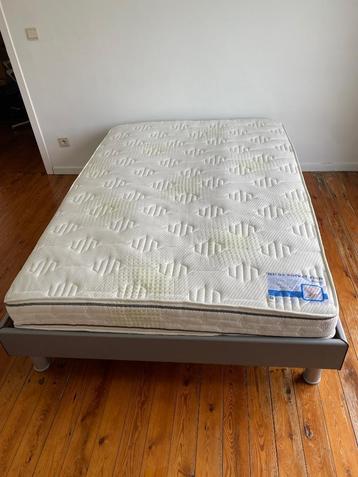 Dikke stevige matras beschikbaar voor biedingen
