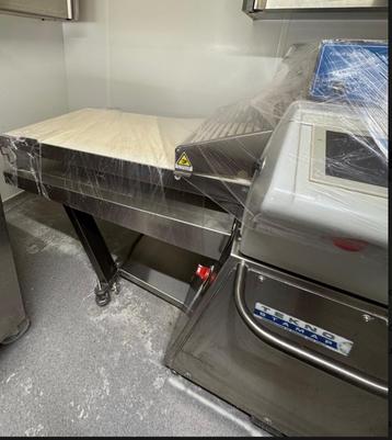 Professionele deeguitrolmachine – Uitroltafel – Bakkerijkwal beschikbaar voor biedingen