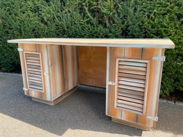 Bureau kinderen beschikbaar voor biedingen