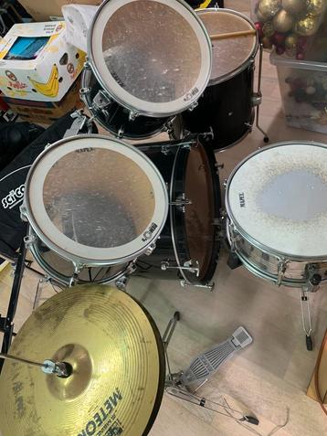 Drumtoestel Mapex + 4 sets drumstokken beschikbaar voor biedingen