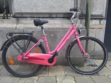 Damesfiets 3 speed ringslot en naaflicht beschikbaar voor biedingen