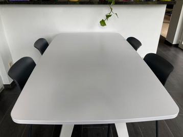 Eettafel en 4 stoelen beschikbaar voor biedingen