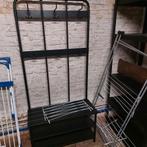 Metalen kapstok, Enlèvement