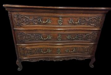 Louis XV commode in massief eikenhout beschikbaar voor biedingen