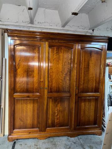 Armoire 3 portes en bois beschikbaar voor biedingen