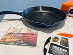 Nieuwe Le Creuset skillet 26 cm Indigo blauw, Gietijzer, Nieuw, Ophalen of Verzenden, Keramische plaat