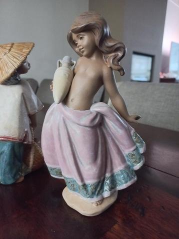 Puntgaaf Lladro beeldje.
Sierlijk beeldje meisje met kruik. beschikbaar voor biedingen