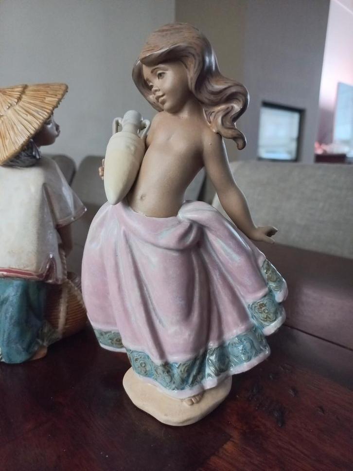 Puntgaaf Lladro beeldje.
Sierlijk beeldje meisje met kruik., Antiek en Kunst, Antiek | Porselein, Ophalen of Verzenden